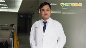 羅元舜醫師提醒，骨鬆是慢性演進式的，就像高血壓、糖尿病等慢性病一樣，初期不會有症狀，一旦發生骨折後通常相當嚴重。