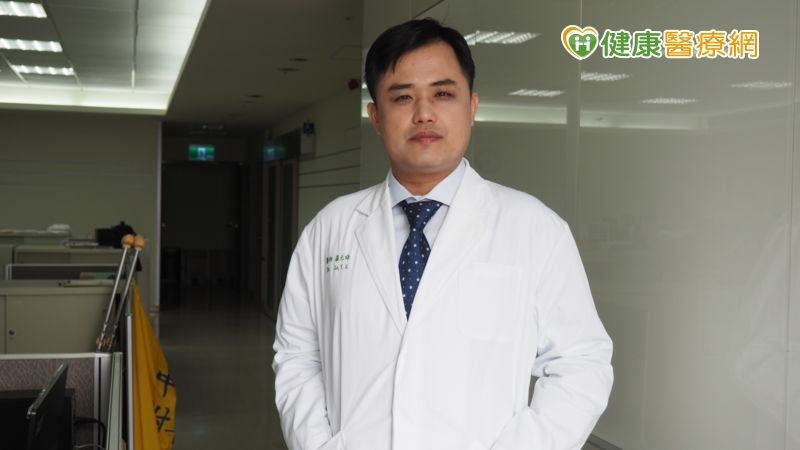 羅元舜醫師提醒,骨鬆是慢性演進式的,就像高血壓、糖尿病等慢性病一樣,初期不會有症狀,一旦發生骨折後通常相當嚴重
