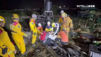 高鐵總廠路前酒駕載友　撞護欄180度翻覆