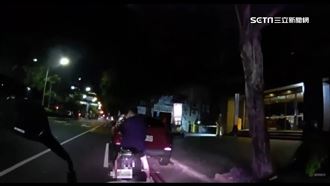 酒駕辱警　騎士紅燈右轉、未戴安全帽遭攔