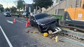 台中豐原區豐原大道三段今天（15日）清晨6時許發生一起車禍，林姓男子（27歲）駕駛一輛黑色賓士行經該路段時，林男疑因疲勞駕駛，不慎撞上路旁一輛挖土機，整輛賓士車還卡在挖土機履帶上動彈不得。