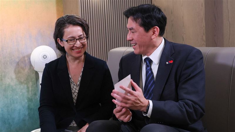蕭美琴送見面禮　黃暐瀚：驚訝到說不出話