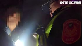 北市王男開車遭警方攔查時全身發抖，還被搜出K他命、果汁包等毒品。（圖／翻攝畫面）