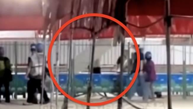 台積電外包又出事！廠外「3打1」畫面流出
