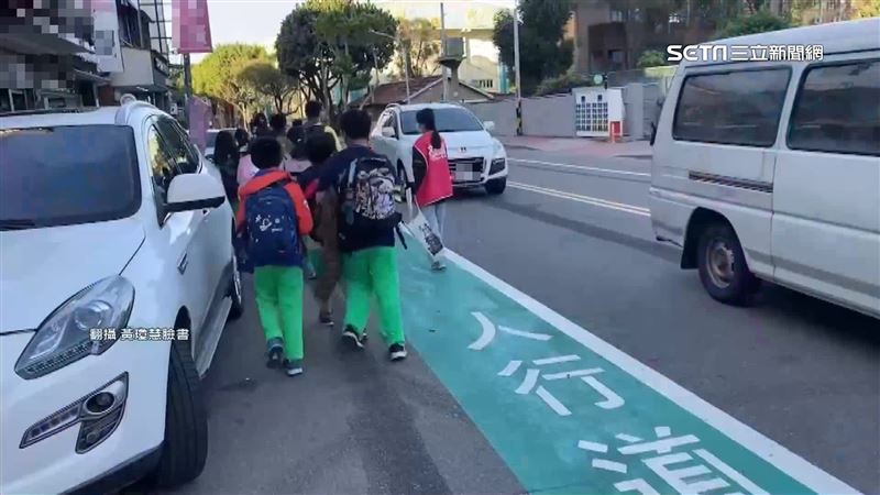 通學步道設路中間　老師「肉身護送學生」