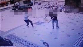 竹聯幫仁堂明仁會暴力集團，討債，擺豬頭、潑鯡魚罐頭，惡臭，台中市刑大偵四隊(圖／翻攝畫面)