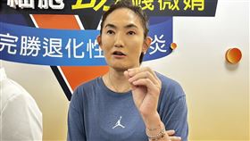 長年運動傷害，錢薇娟軟骨磨盡雙腿難彎曲，自嘲每天「11分痛」。（圖／記者簡浩正攝影）