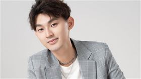 「巴士小王子」羅梓華揪「超級紅人榜」唱將陳燕萍共乘〈幸福遊覽車〉。（圖／威爾斯葛羅 提供）