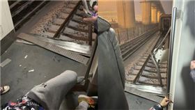 北京地鐵車廂分離　翻攝自推特@duyinghongarts