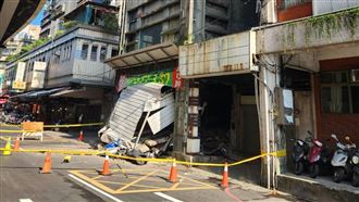 新／基隆4樓透天厝坍塌　2樓地板全消失