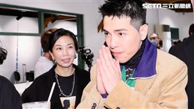 蕭敬騰結束訪問喝飲料，愛妻一旁提醒不要喝太口。（圖／記者鄭孟晃攝影）