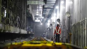 「我在工場拍拍手」前進捷運地底施工現場人文紀實節目「我在工場拍拍手」製作團隊走訪全台各種產業，更深入地底20公尺下的捷運工程現場，帶領觀眾一探捷運隧道施工情形。（公視提供）中央社記者葉冠吟傳真  112年5月18日