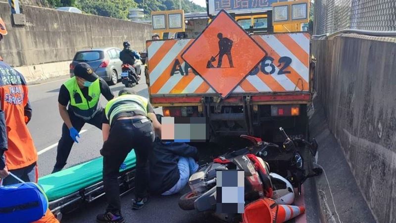 騎士疑未注意車況　關渡橋引道追撞工程車