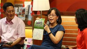 誠品敦南熄燈　廖玉蕙與讀者座談誠品敦南店31日熄燈結束營業，邀請作家馮翊綱（左）、廖玉蕙（中）到現場與讀者座談，廖玉蕙說誠品敦南店熄燈是件時代大事，她能親自到場也算是躬逢其盛。中央社記者王騰毅攝　109年5月31日