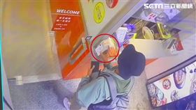 北市楊男前往八德路小吃店外帶餐點時，趁機摸走櫃台的捐款箱。（圖／翻攝畫面）