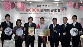 國際旅客600萬人次來台達標（1）2023年600萬人次國際觀光客來台15日達標，交通部長王國材（左3）、行政院副院長鄭文燦（右3）下午在桃園國際機場出席迎賓活動，與第600萬名旅客、來自新加坡的陳先生（中）合影。中央社記者葉臻攝  112年12月15日