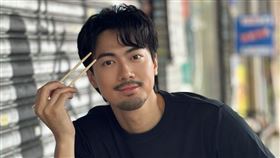 Jason迫不及待體驗台灣小吃。（圖／天高娛樂提供）