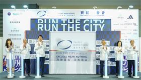 市長與來賓一起為週末的臺北馬拉松按下啟動鈕，鼓勵市民一起跑動臺北，沒有藉口。（圖／主辦單位提供）