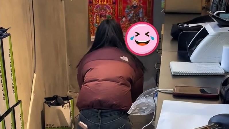 女在店裡拜財神！網笑：沒看到還有月份嗎