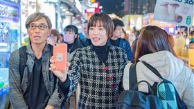 《鄰人Ｘ：謎樣的女子》上野樹里、導演熊澤尚人逛饒河夜市。（圖／天馬行空提供）