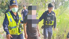 台南男子涉殺臥床母後失聯  警循線尋獲台南市歸仁區許姓男子（前中）13日清晨涉嫌於家中以利器刺殺臥病多年母親致死，隨即離開現場失聯，直至接近中午時被警方在歸仁區成功路二段的公墓附近尋獲。（讀者提供）中央社記者楊思瑞台南傳真  112年12月13日