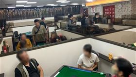 一名保二總隊張姓警員退休後在基隆經營棋牌社，卻提供麻將桌讓賭客聚賭並收取抽頭金，警方14日傍晚前往查緝，當場查獲19名賭客、5萬元賭資翰相關證物，警詢後將張男與蘇姓、高姓、王姓等4名員工依賭博罪移送地檢署偵辦。