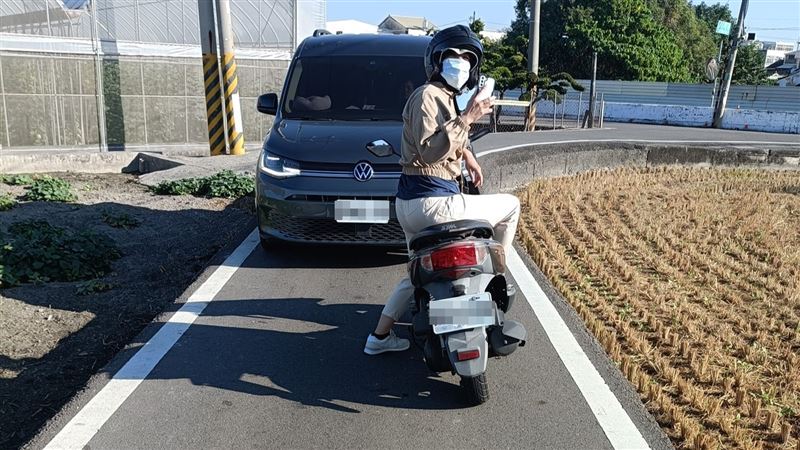 2女狹路相逢互不讓　僵持近1小時原因曝