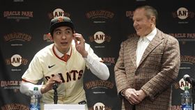 ▲李政厚戴上巨人球帽，問現場媒體「帥嗎？」。（圖／美聯社／達志影像）