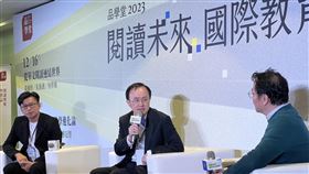 閱讀未來國際教育論壇  學者分析教育發展國際學生能力評量計畫（PISA）2022年結果公布，台灣學生在數學、科學、閱讀3項都有進步。品學堂16日在台北舉辦「閱讀未來國際教育論壇」，點出台灣學子呈現高低分落差大的「雙峰現象」，並邀請新加坡學者朱海濱（左起）、香港學者何世敏分享各地的教育發展。中央社記者陳至中攝  112年12月16日