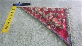 ▲北港飛龍團大龍旗隊比人體大出好幾倍。（圖／吳登興提供）