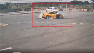 街頭甩尾燒胎拍片　被逮辯稱腳踏墊卡油門