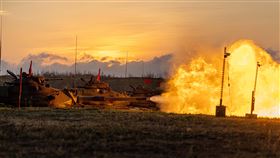 澎防部進行鎮疆操演暨實彈射擊（1）陸軍澎湖防衛指揮部為驗證各項建制武器實彈射擊效能及基地訓練成果，25日實施鎮疆操演暨實彈射擊，待射擊命令下達後，瞬時塵煙四起、場面震撼力十足。（澎防部提供）中央社  112年10月25日