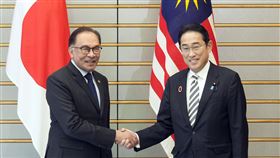 岸田文雄（右）與安華（左）會談，一致同意建外交與防衛部門，以推動安全保障合作。（圖／美聯社／達志影像）