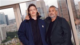 《人犬》盧貝松（左）、卡賴伯蘭李瓊斯來台。（圖／傳影互動提供）