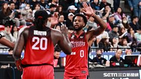 ▲臺北富邦勇士主場迎戰高雄17直播鋼鐵人，洋將鐵米和隊友擊掌。（圖／記者劉彥池攝影）