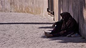 （圖／pexels）窮,遊民,窮人,貧窮,乞討