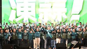 蕭美琴台中出席蔡其昌聯合競總成立大會民進黨台中市立委參選人蔡其昌（前中右）16日晚間在清水運動場舉行「賴清德x蔡其昌聯合競選總部」成立大會，黨籍副總統候選人蕭美琴（前中左）到場站台力挺，現場「凍蒜」聲不絕於耳。中央社記者郝雪卿攝  112年12月16日