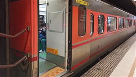 板橋站/自強號/火車/台鐵(記者陳弋攝影)
