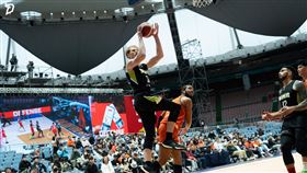 夢想家吉爾貝克（Brandon Gilbeck）上籃得分。（圖／福爾摩沙夢想家提供）