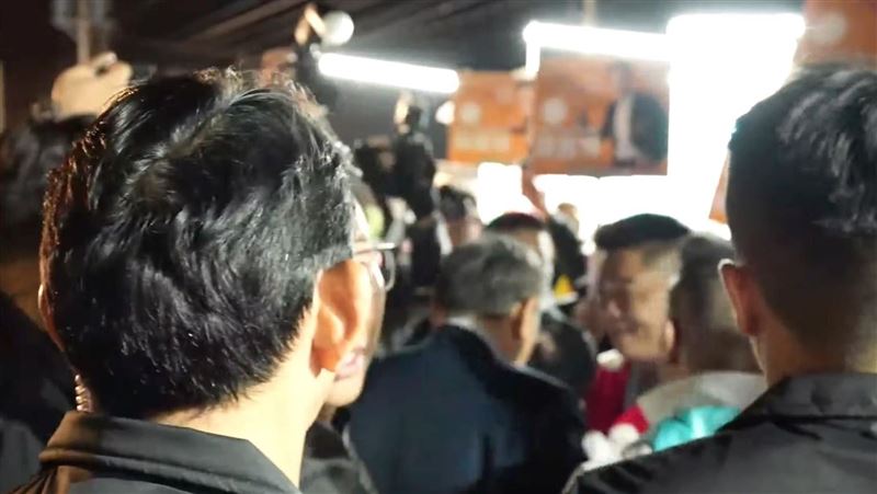 柯文哲夜市掃街「巧遇」顏寬恒　畫面曝光