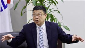 談台鐵春節疏運　杜微：關鍵人力缺口1月底補足台灣鐵路管理局將自民國113年元旦起轉型為國營台灣鐵路股份有限公司，外界憂心屆時大量人員離退恐影響春節疏運。台鐵局長杜微16日受訪表示，他敢保證春節疏運不受影響，台鐵已預先做準備，關鍵人力缺口1月底就可補上。中央社記者張皓安攝  112年12月16日