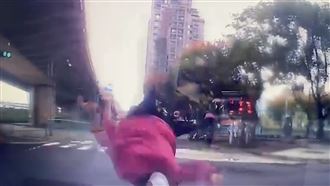 八里阿嬤出事了　騎車闖紅燈挨撞畫面曝光