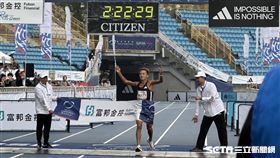 「黑色閃電」蔣介文以2小時22分30秒的成績摘下國內男子冠軍。（圖／記者蔡厚瑄攝影）