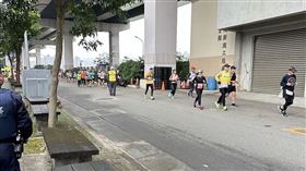 台北馬拉松在寒流中起跑，四名跑者因天冷倒地無呼吸心跳。（圖／民眾提供）