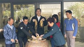 苗栗公館禾樂福菜節登場  楊長鎮邀體驗客家文化「2023苗栗公館禾樂福菜節」16日熱鬧登場，客委會主委楊長鎮（中）出席，和與會來賓一同揭開裝有福菜的甕蓋、感受陣陣香氣撲鼻，楊長鎮也歡迎民眾親自到場體驗客家文化。（客委會提供）中央社記者魯鋼駿傳真  112年12月16日