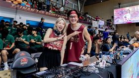 ▲台鋼獵鷹主場DJ「性感小辣椒」妖嬌、主持人張勛傑。（圖／臺南台鋼獵鷹球團提供）