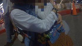 台中市一名3歲女童走散，還好有善心民眾和警察的幫忙，讓女童在半小時內就與家人團圓。（圖／翻攝畫面）