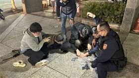 台南40歲江姓男子昨（16）日下午1時許在北區一家飲料店犯下強盜案，被警方在東區崇德路一帶逮捕時，竟還不斷奮力抵抗甚至一度用力過猛而失禁。（圖／翻攝畫面）