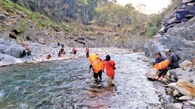 傅男挑戰南三段，未料突發「耳石症」造成嚴重暈眩，搜救人員緊急進山救援。（圖／翻攝畫面）
