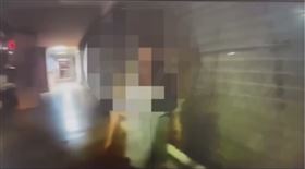 徐姓女子酒後怒踹女警，並辱罵三字經。（圖／翻攝畫面）